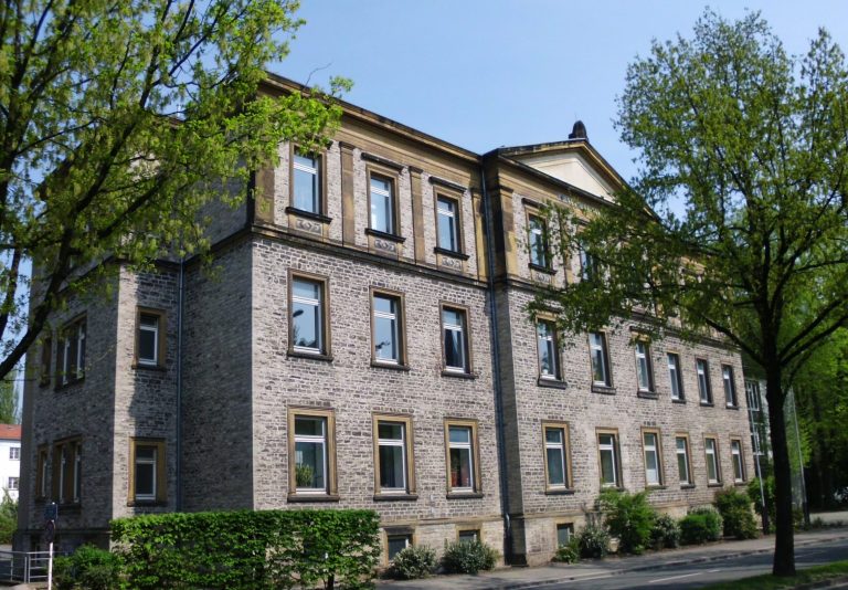 Migrant beraubt Seniorin im Auto