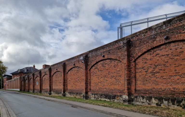 Waffen und Glücksspiel: SEK-Razzia in illegaler Kellergaststätte Herford