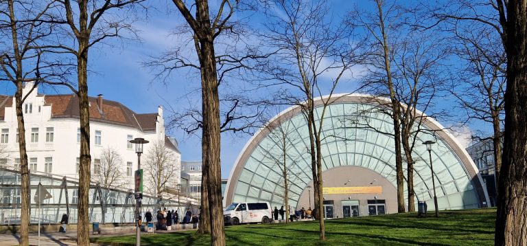 Wieder versuchter Messermord an der „Tüte“