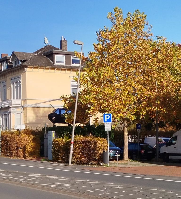 „Was soll das??“ Lastwagen bumste vor Monaten gegen einsame Laterne – nun schief!