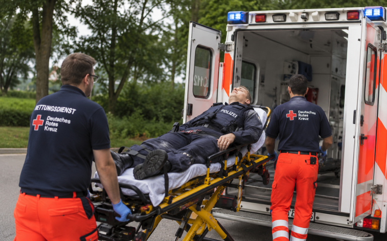 Polizist nach Auseinandersetzung mit Jugendbande im Krankenhaus / „Täter-Nationalität“ darf nicht genannt werden